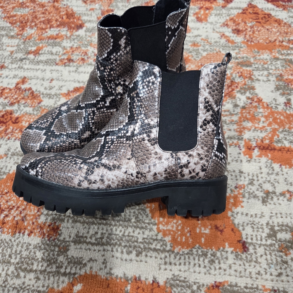 Snake-Print Chelsea Lug Sole Ankle Boots - Brown